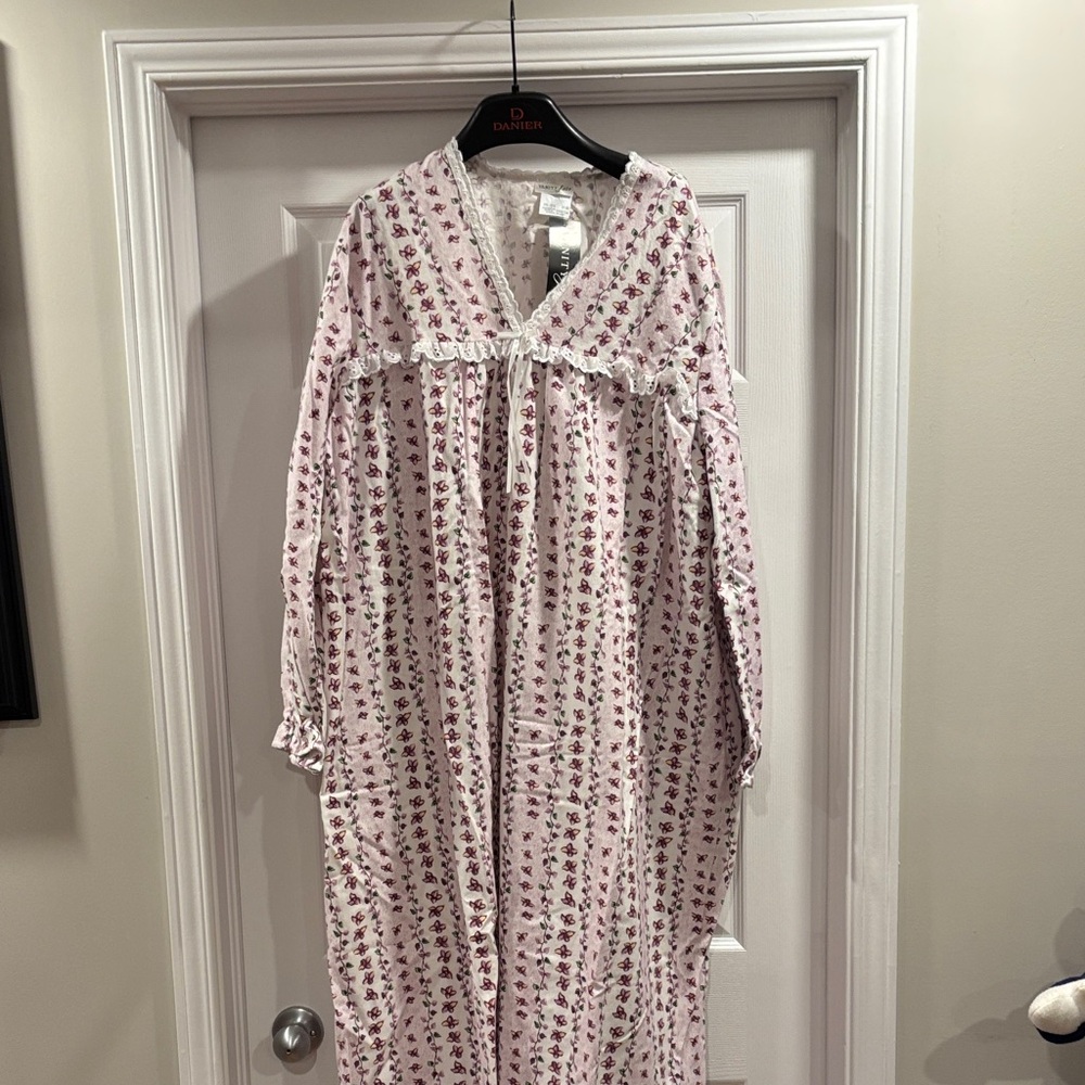 Vanity Fair Lavender Floral Nightgown